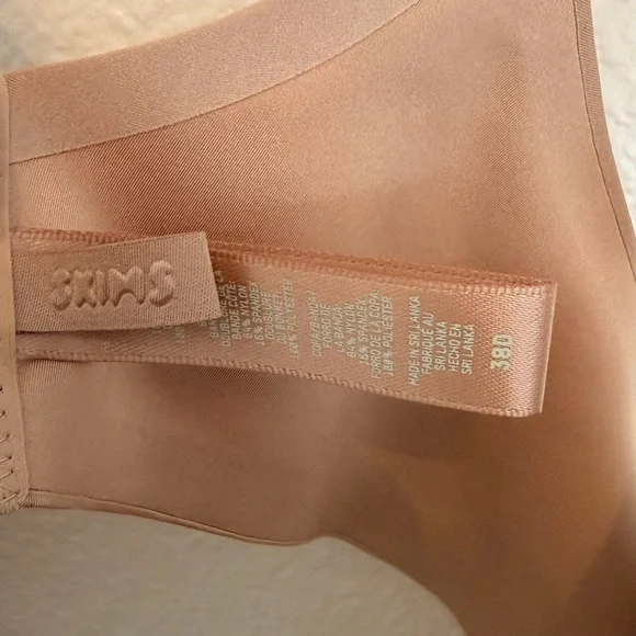 SKIMS Ultimate Nipple Push Up Bra 38D - Picture 4 of 5